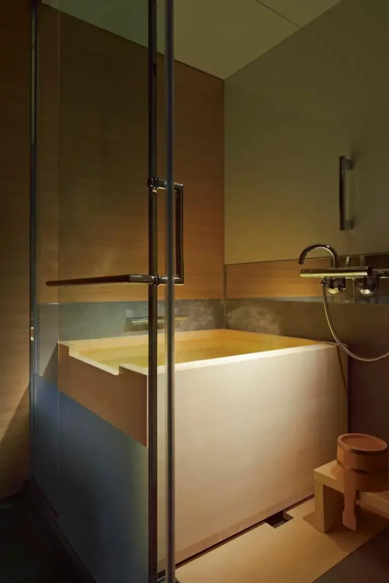 Espace bain en bois au Hotel New Otani Tokyo The Main