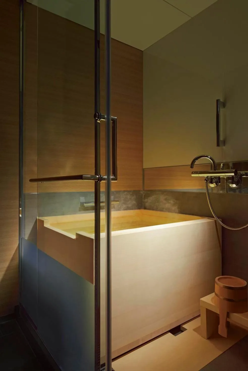 Espace bain en bois au Hotel New Otani Tokyo The Main