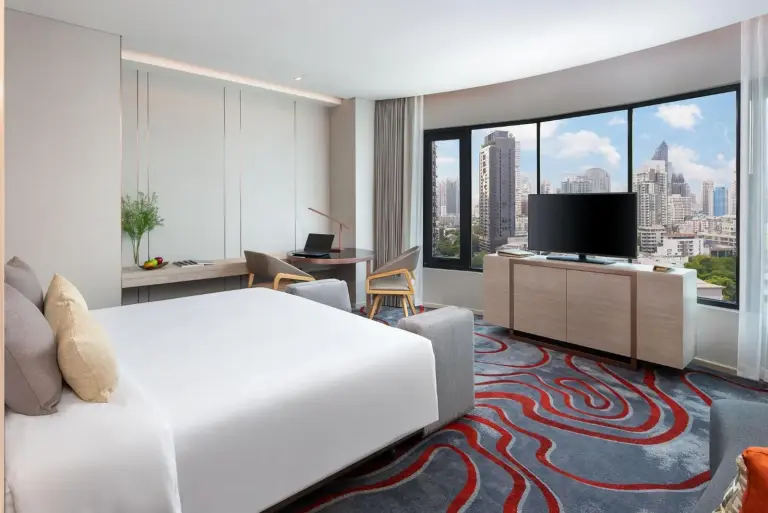 Hotel Nikko Bangkok – Bangkok, Thailand hotel – a hotel room with a bed and a large window at Hotel Nikko Bangkok in Bangkok