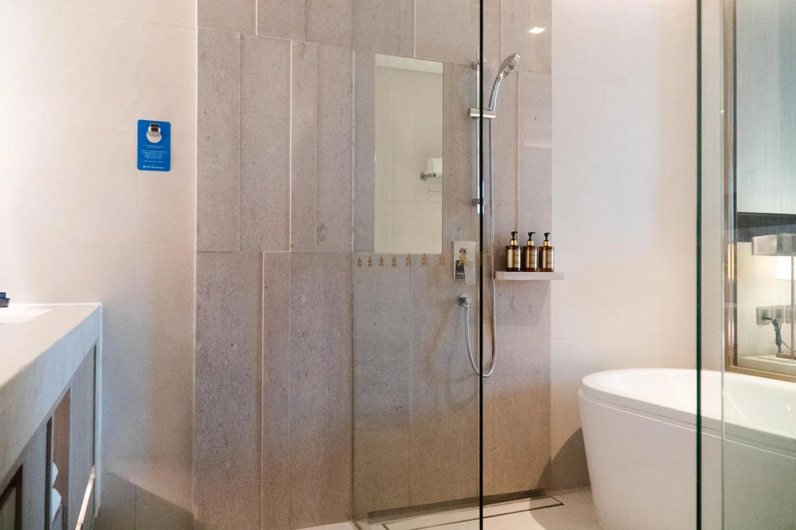 Hotel Nikko Bangkok luxurious shower area