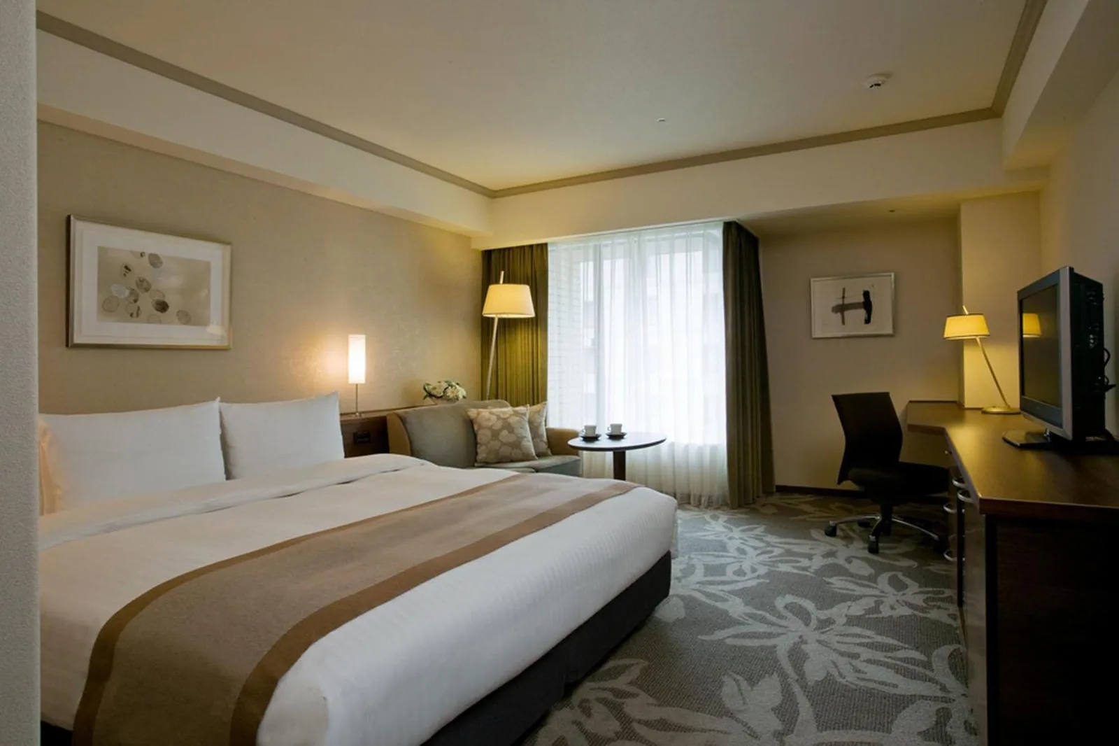 Habitación king con zona de estar en Hotel Nikko Fukuoka