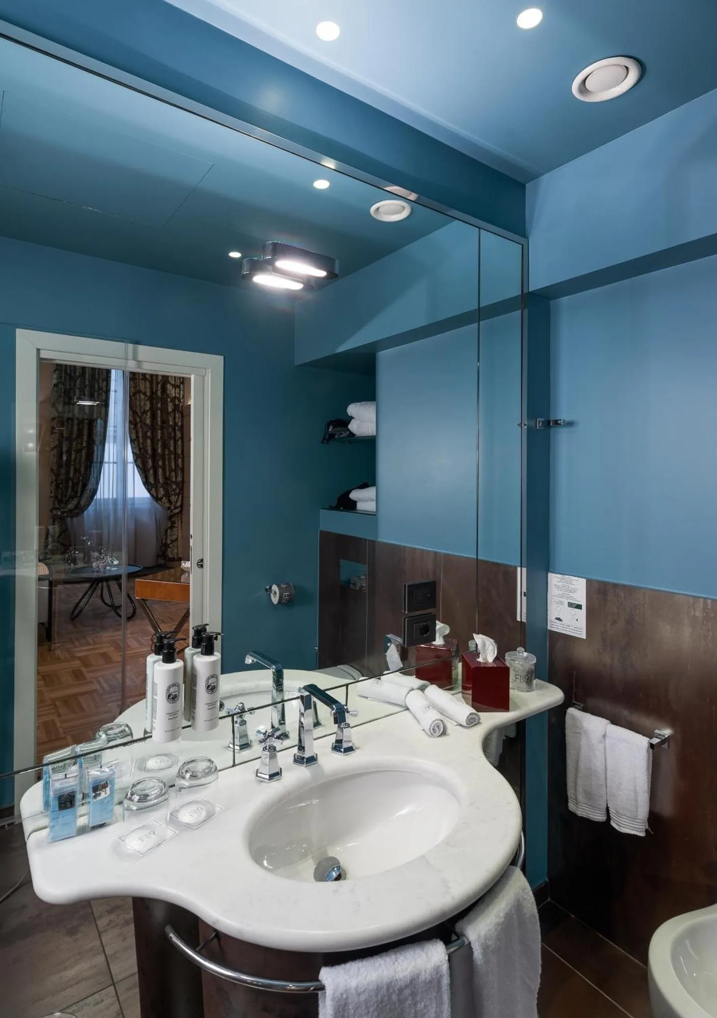Segundo Baño con Acentos Azules en Hotel Number Nine en Florencia