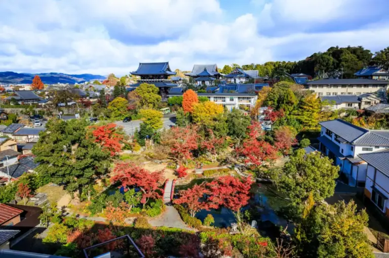 Herbstlandschaftsansicht in der Nähe des Hotel Okura Kyoto Okazaki Bettei
