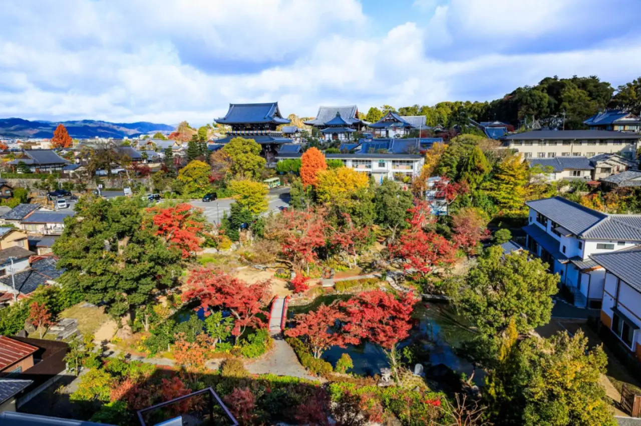 Herbstlandschaftsansicht in der Nähe des Hotel Okura Kyoto Okazaki Bettei