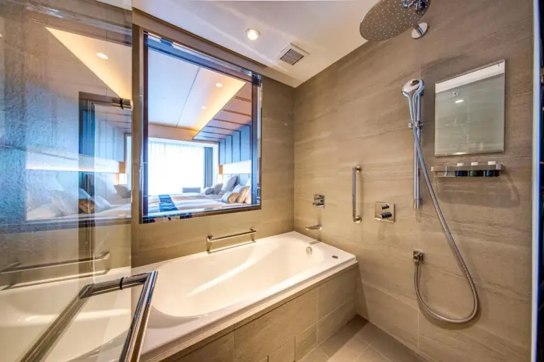 Modernes Badezimmer im Hotel Okura Kyoto Okazaki Bettei mit luxuriösen Armaturen