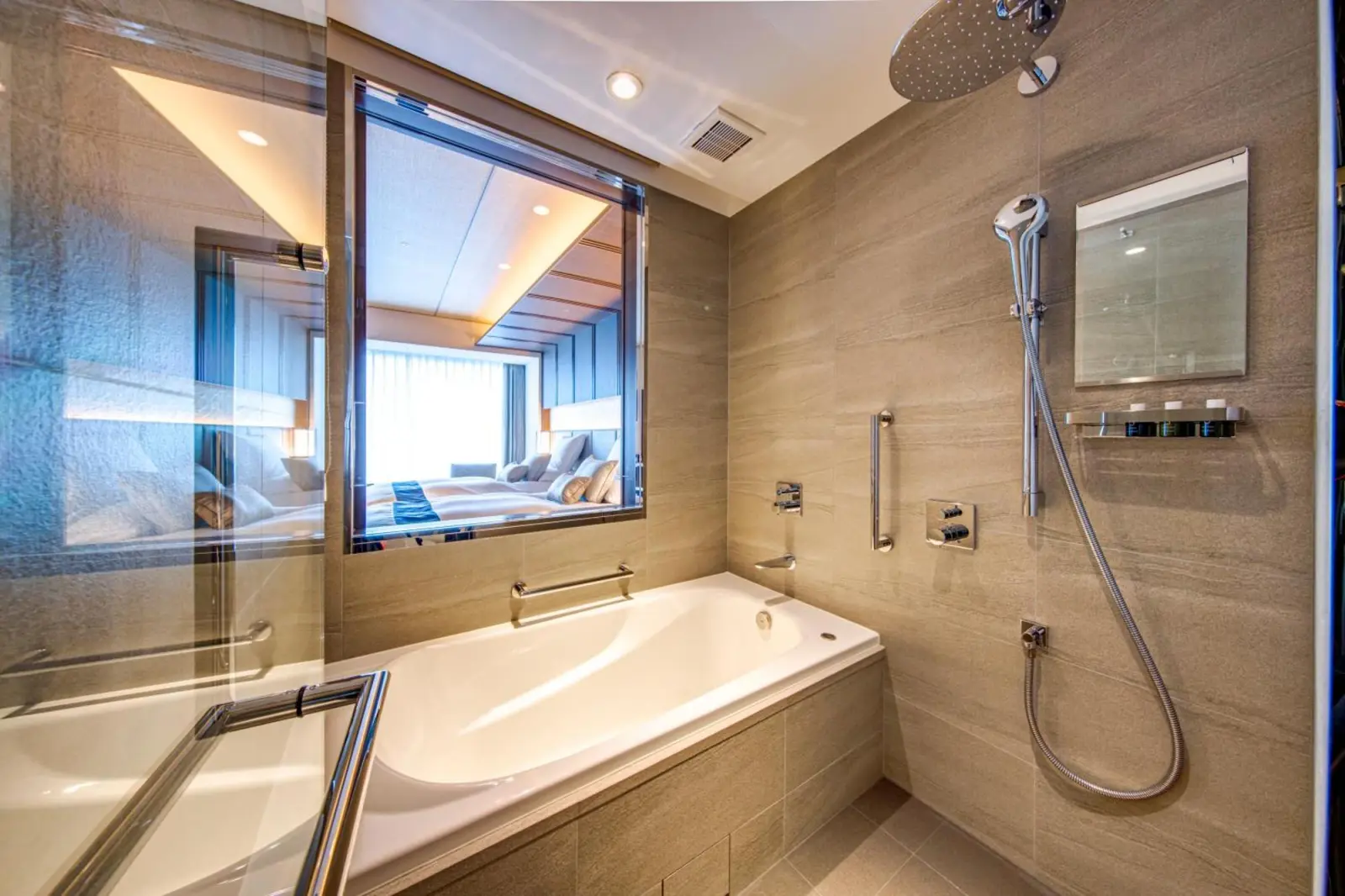 Modernes Badezimmer im Hotel Okura Kyoto Okazaki Bettei mit luxuriösen Armaturen