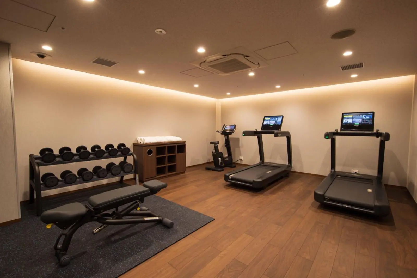 Gut ausgestattetes Fitnesscenter im Hotel Okura Kyoto Okazaki Bettei