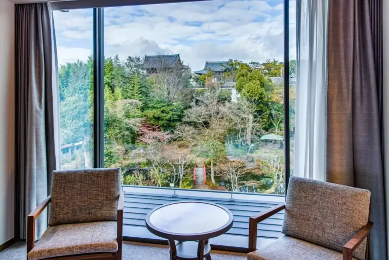 Gartenblick vom Hotel Okura Kyoto Okazaki Bettei mit lebendiger Natur