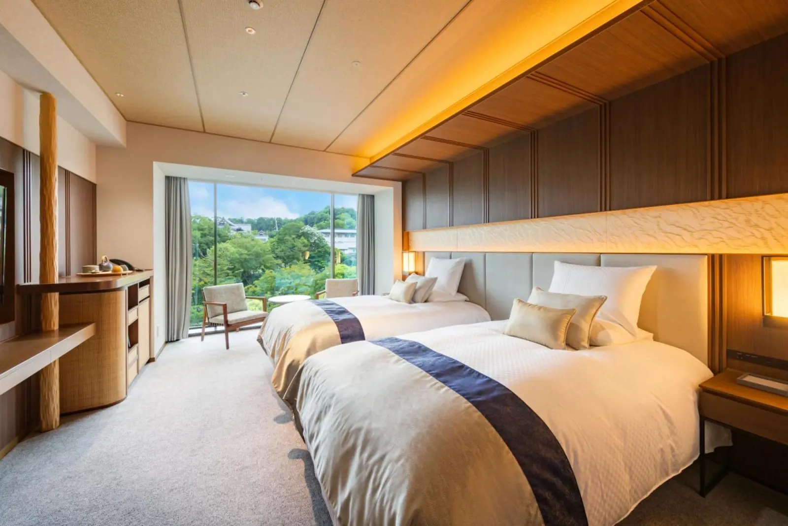 Elegantes Gästezimmer im Hotel Okura Kyoto Okazaki Bettei mit Twin-Betten