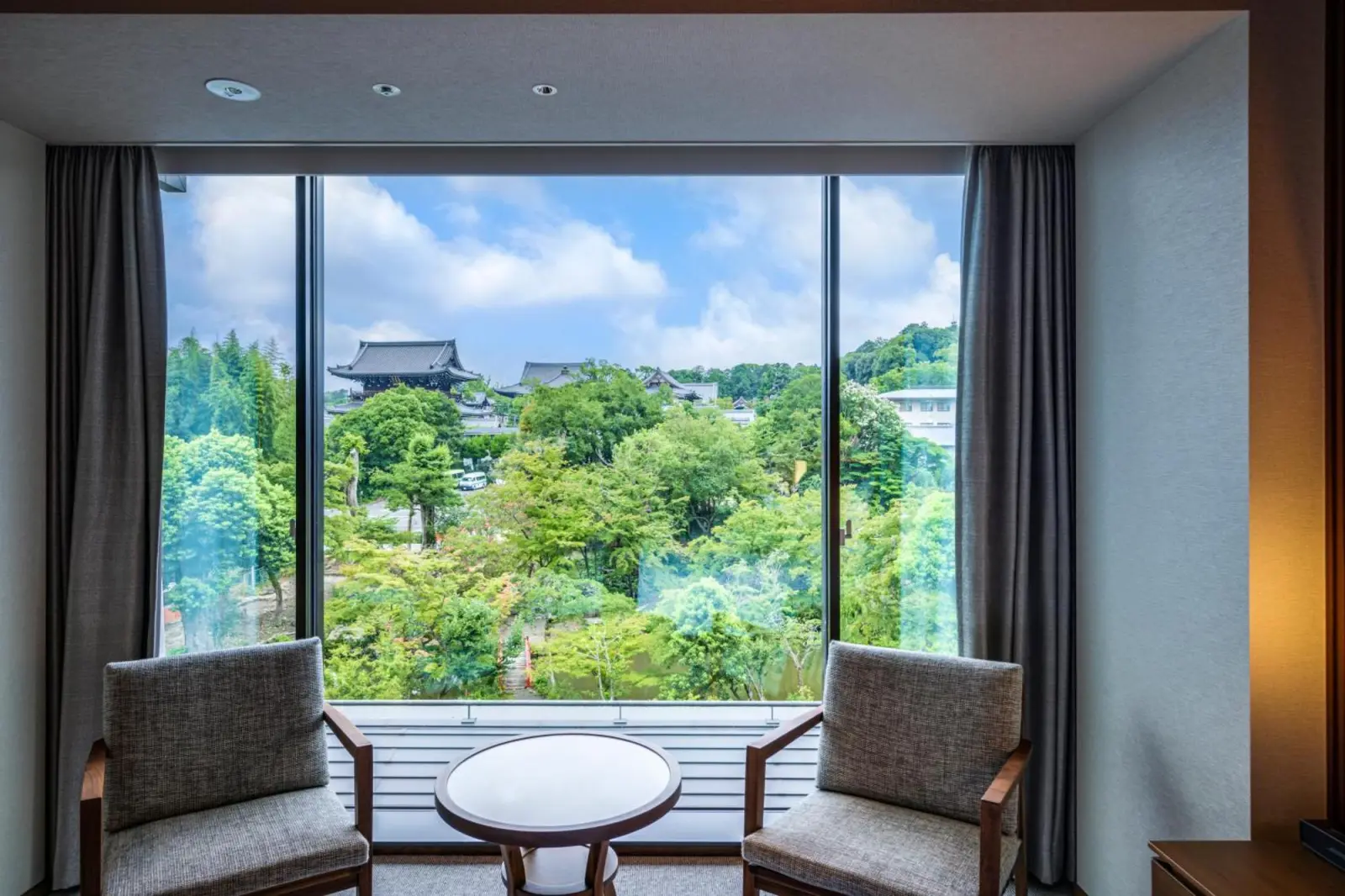 Ruhiger Sitzbereich im Hotel Okura Kyoto Okazaki Bettei
