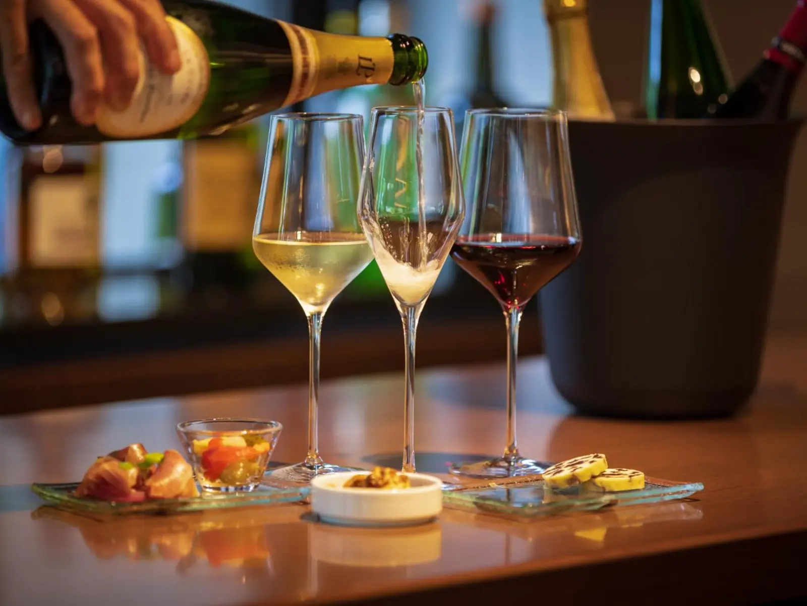 Weinservice im Hotel Okura Kyoto Okazaki Bettei mit Gourmet-Snacks