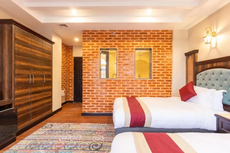 Habitación de huéspedes con pared de ladrillo en el Hotel Pabera Heritage Boutique en Katmandú