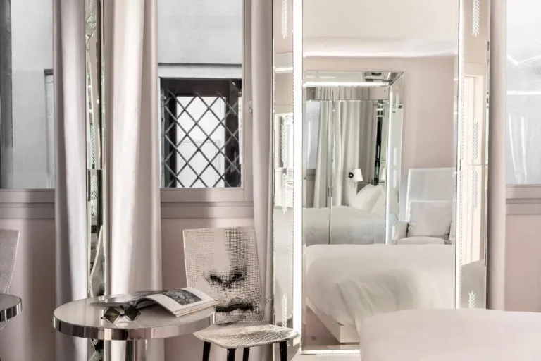 Detail view of furniture in Hotel Palazzina Grassi bedroom