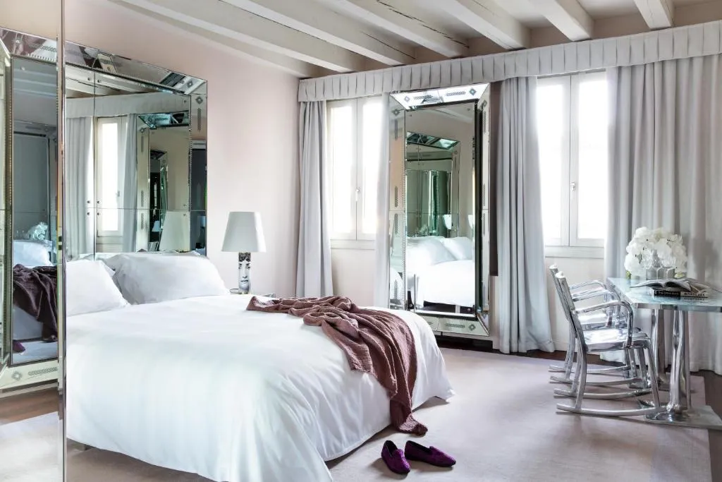 Another view of a stylish bedroom in Hotel Palazzina Grassi