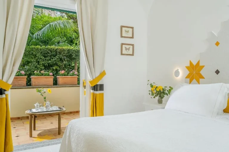 Gemütliche Zimmeransicht im Hotel Palazzo Murat mit Patiozugang
