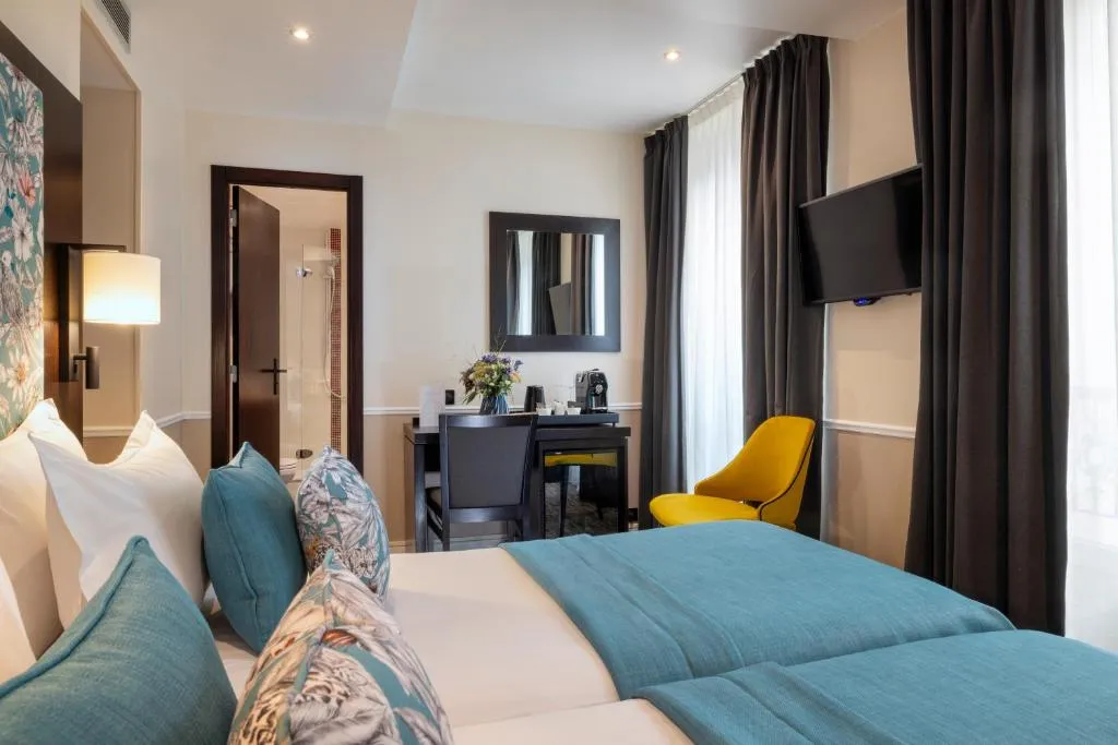 Twin guest room at Hotel Park Lane Paris