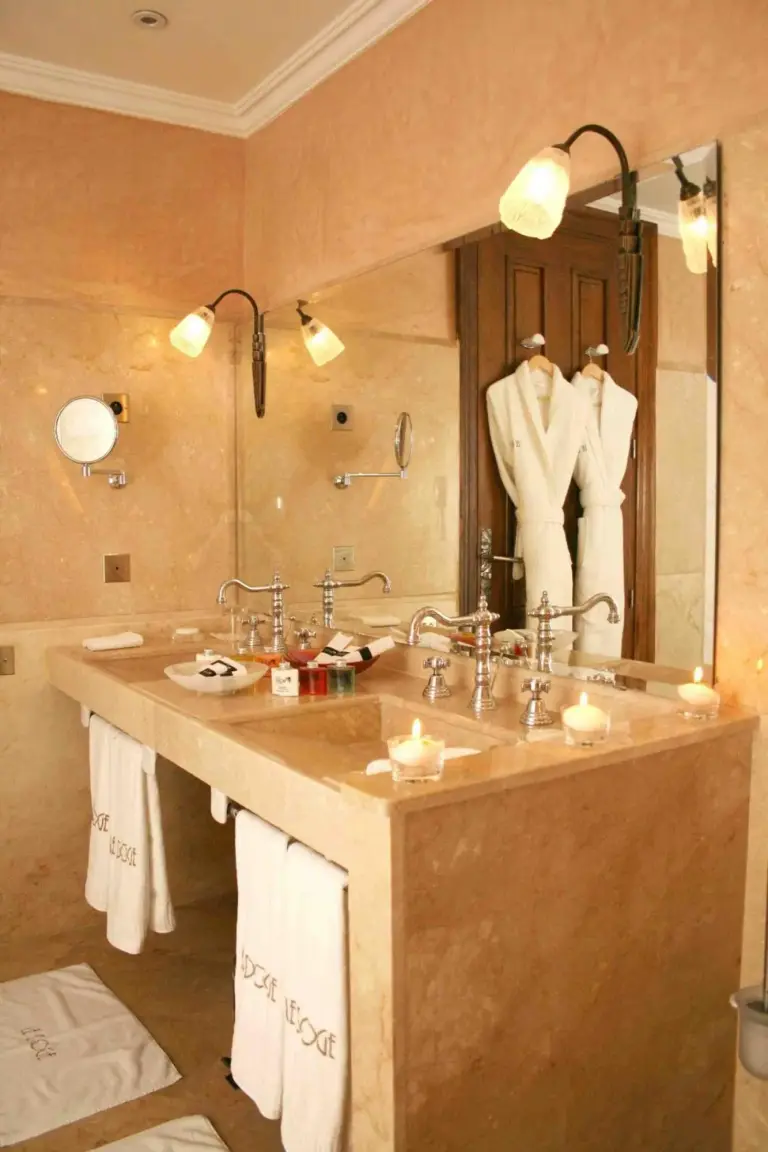 Salle de bain élégante à l'Hôtel particulier Le DOGE à Casablanca