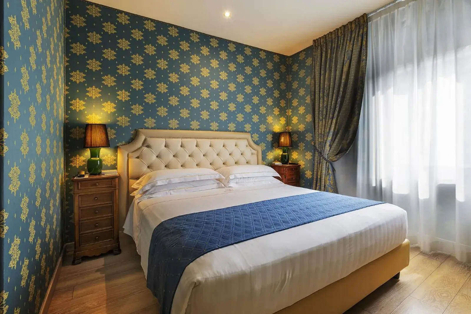 Habitación con motivos florales azules en Hotel Pierre Milano