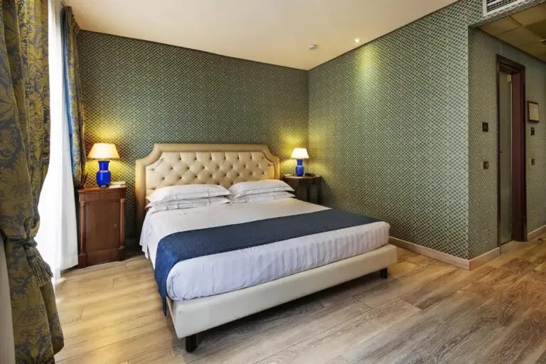 Habitación de tonos verdes en Hotel Pierre Milano