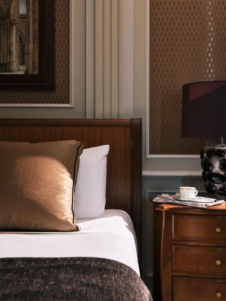 Elegante Bettwäsche in einem Zimmer im Hotel Principe Di Savoia in Mailand