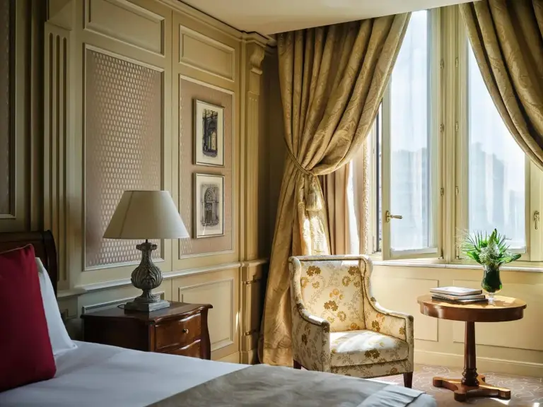 Einladende Ecke in einem Zimmer im Hotel Principe Di Savoia in Mailand