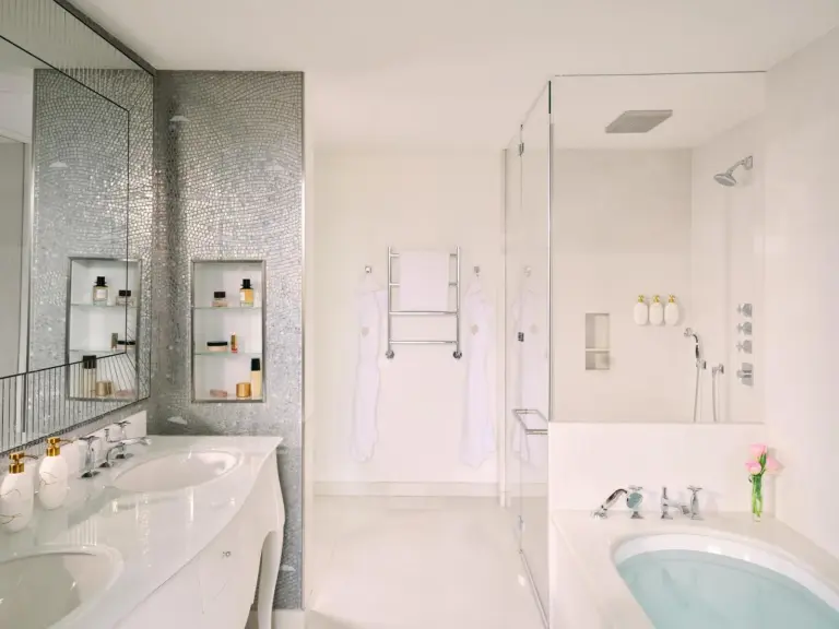 Spa-ähnliches Badezimmer im Hotel Principe Di Savoia in Mailand