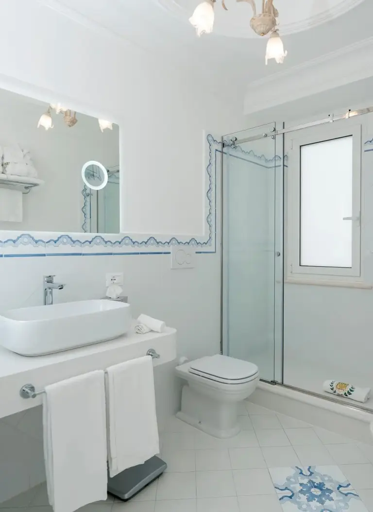 Compact bathroom at Hotel Quisisana in Capri