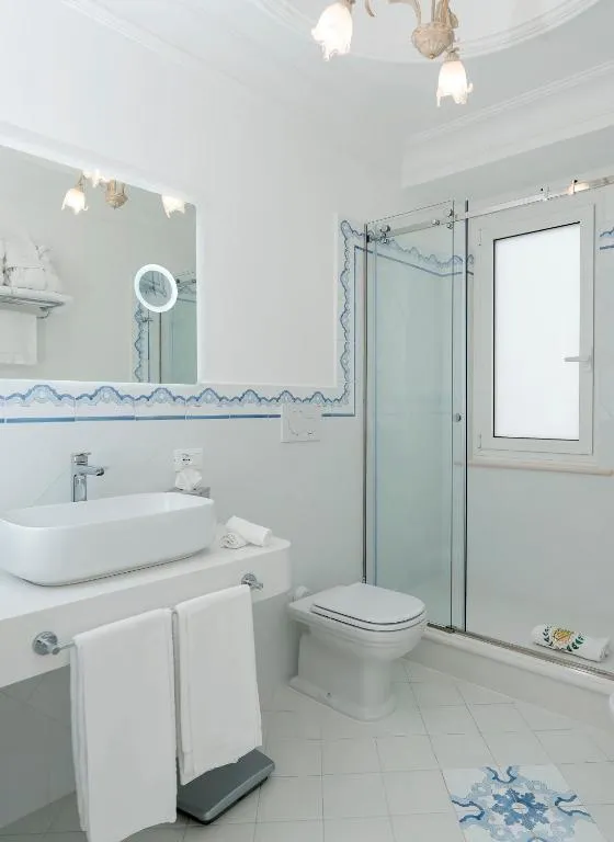 Compact bathroom at Hotel Quisisana in Capri