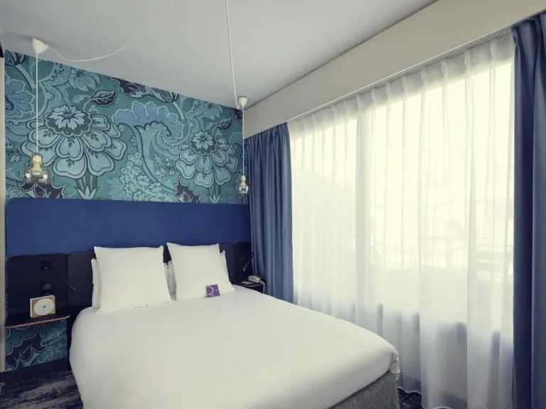 Hôtel Relais de Lyon By Malone guest room with natural light