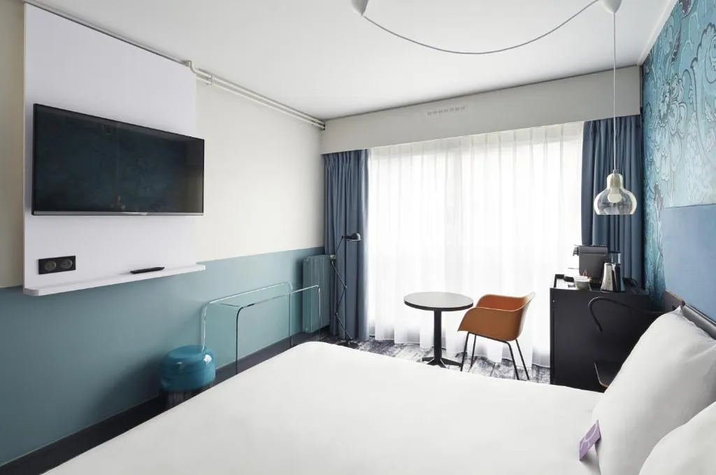 Hôtel Relais de Lyon By Malone modern guest room layout