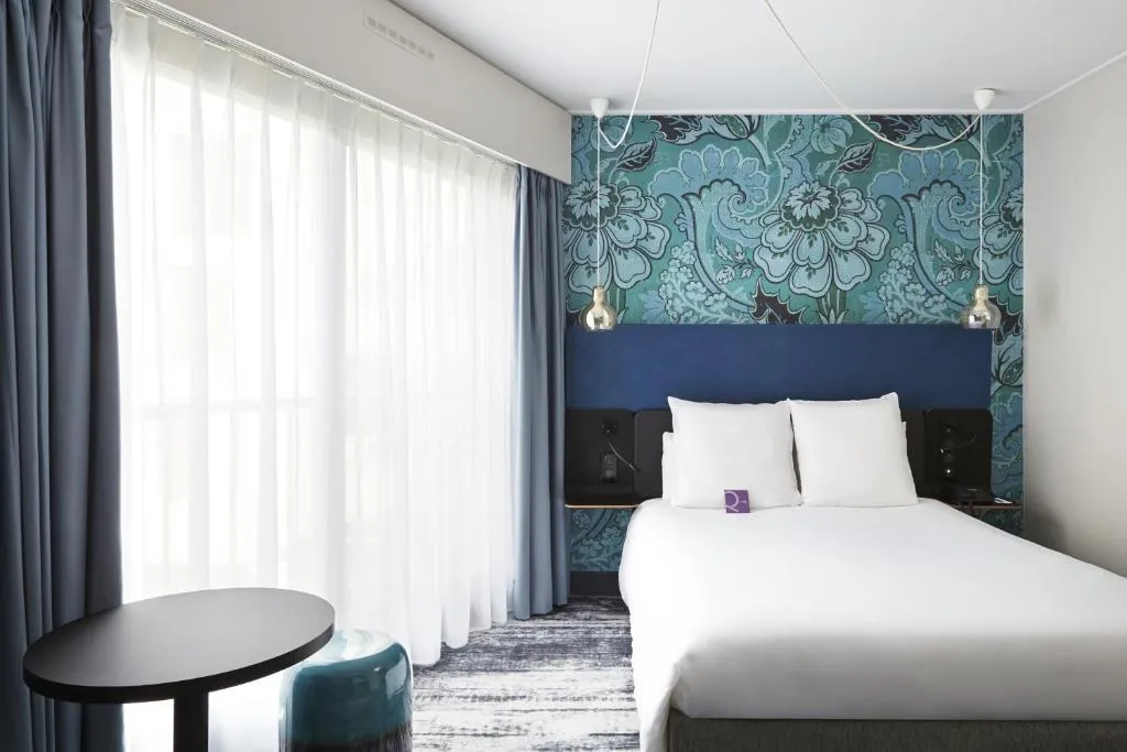 Hôtel Relais de Lyon By Malone guest room with plush bedding