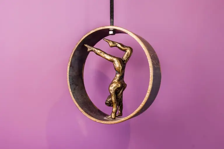 Decoración artística en el Hotel Restaurant Ivan Vautier con escultura de bronce