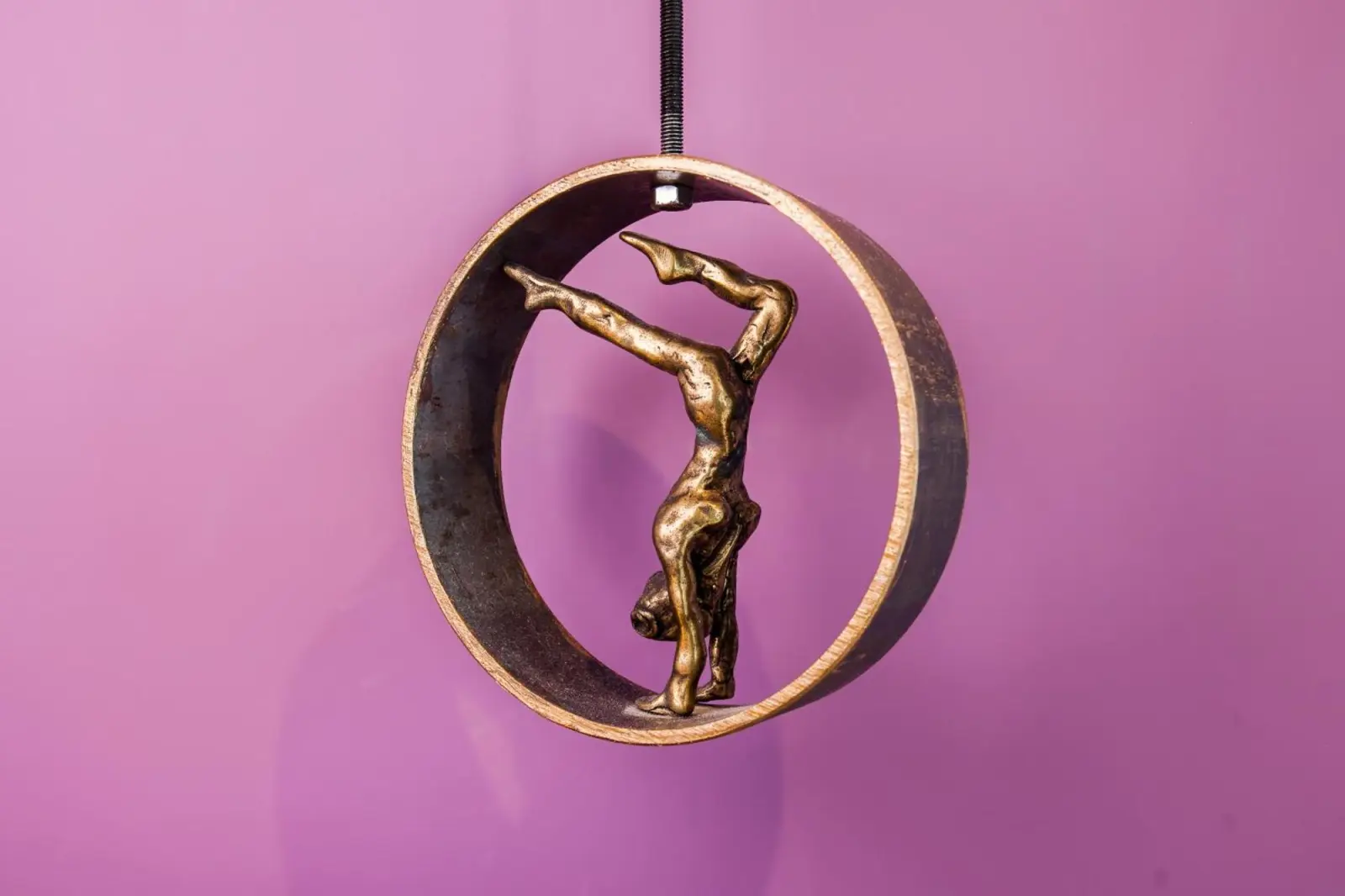 Decoración artística en el Hotel Restaurant Ivan Vautier con escultura de bronce
