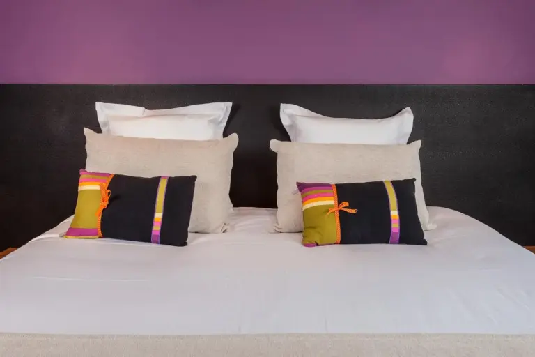 Detalle de la ropa de cama en habitación doble en el Hotel Restaurant Ivan Vautier