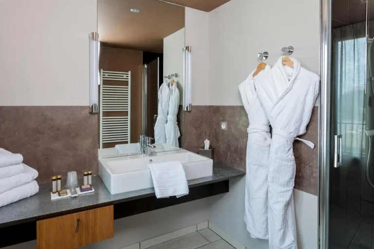 Modernes Badezimmer im Hotel Restaurant Ivan Vautier mit luxuriösen Annehmlichkeiten
