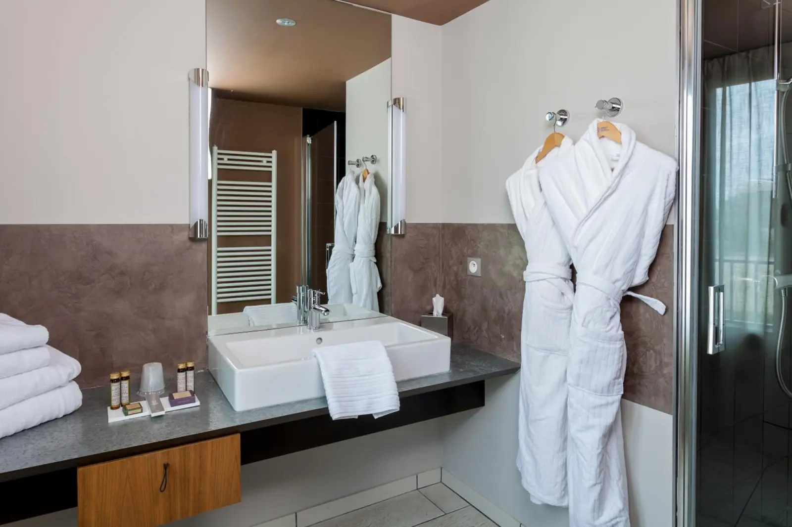Baño moderno en el Hotel Restaurant Ivan Vautier con comodidades de lujo