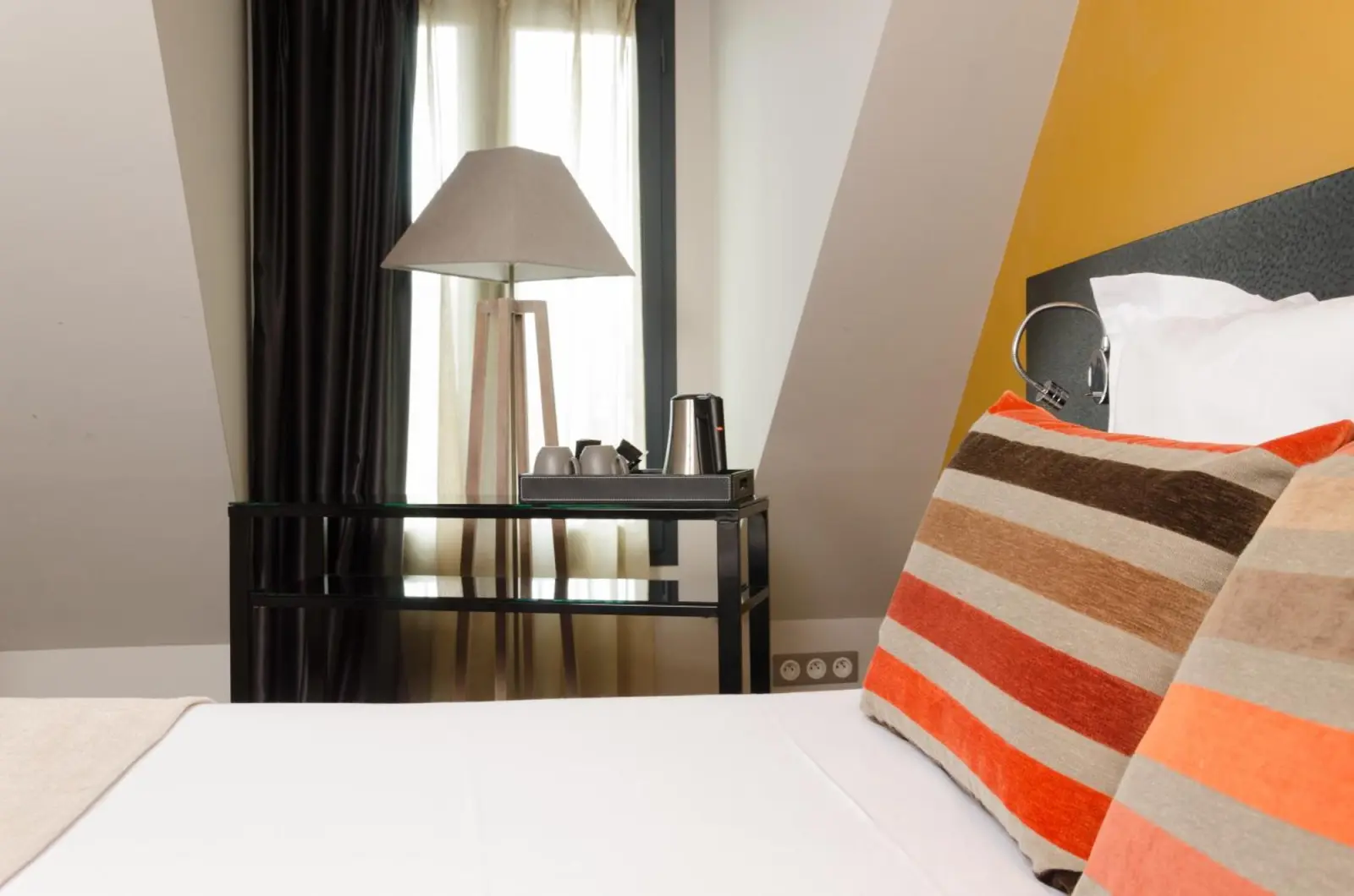 Vista de detalles de la habitación en Hotel Restaurant Ivan Vautier mostrando comodidades