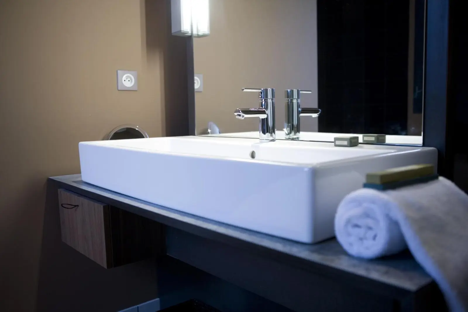 Área de lavabo elegante en el baño del Hotel Restaurant Ivan Vautier