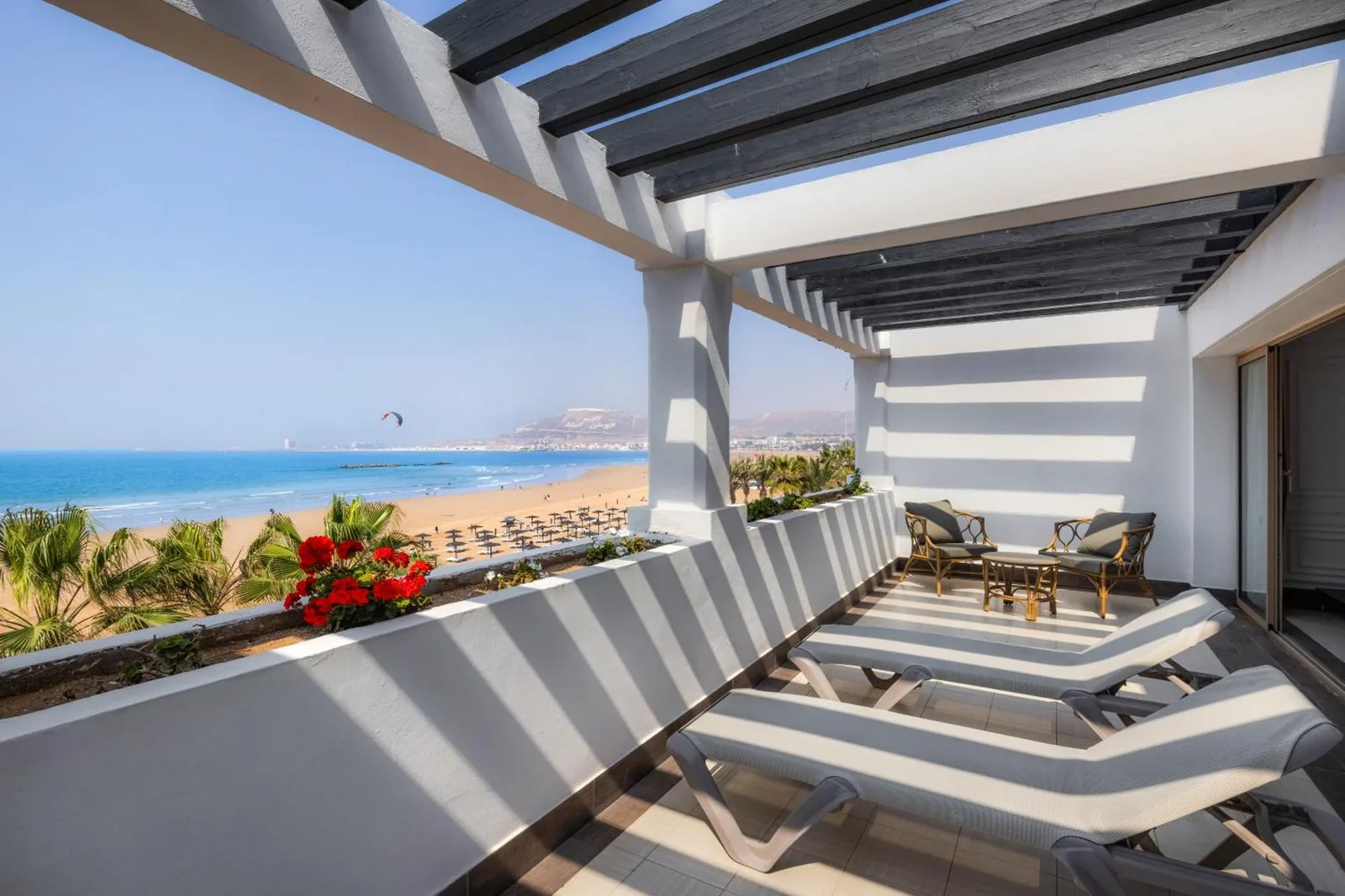 Hotel Riu Palace Tikida Agadir - Todo incluido – hotel en Agadir, Marruecos – una sala de estar con un sofá y una mesa en Hotel Riu Palace Tikida Agadir - Todo incluido en Agadir
