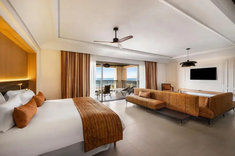 Dormitorio en una suite en Hotel Riu Palace Tikida Agadir