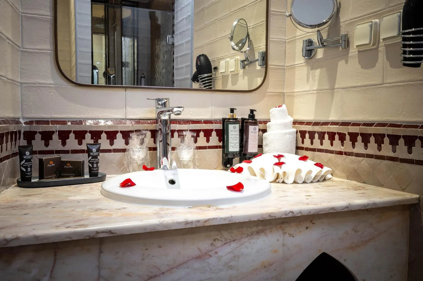 Détails de salle de bain à l'Hotel & Ryad Art Place Marrakech montrant un design élégant