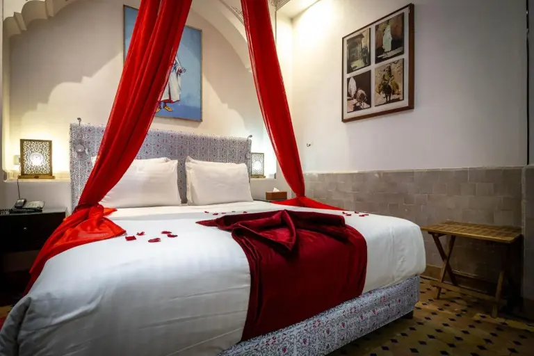 Chambre décorée à l'Hotel & Ryad Art Place Marrakech avec des touches artistiques