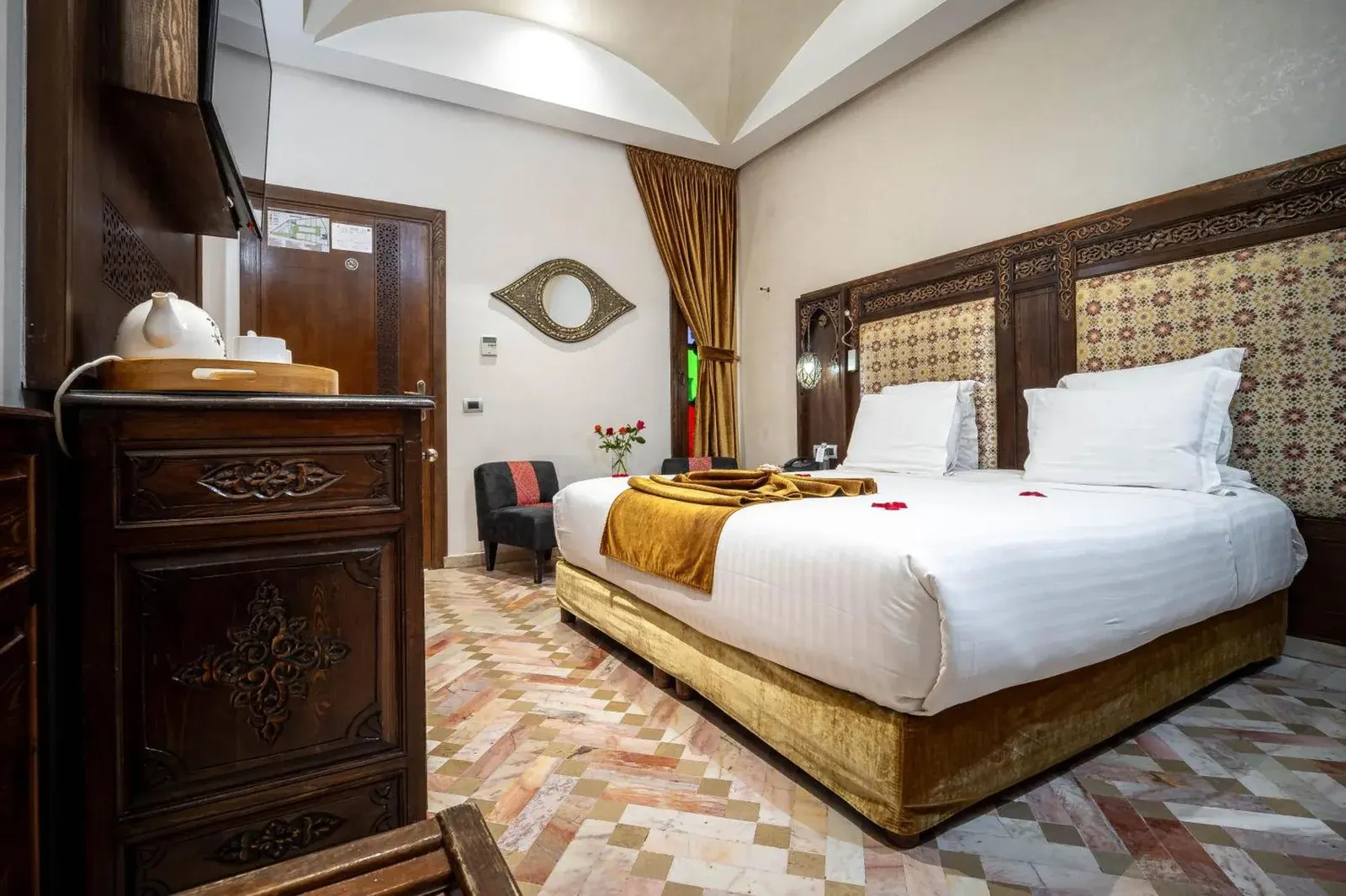 Chambre élégante à l'Hotel & Ryad Art Place Marrakech avec décoration stylée