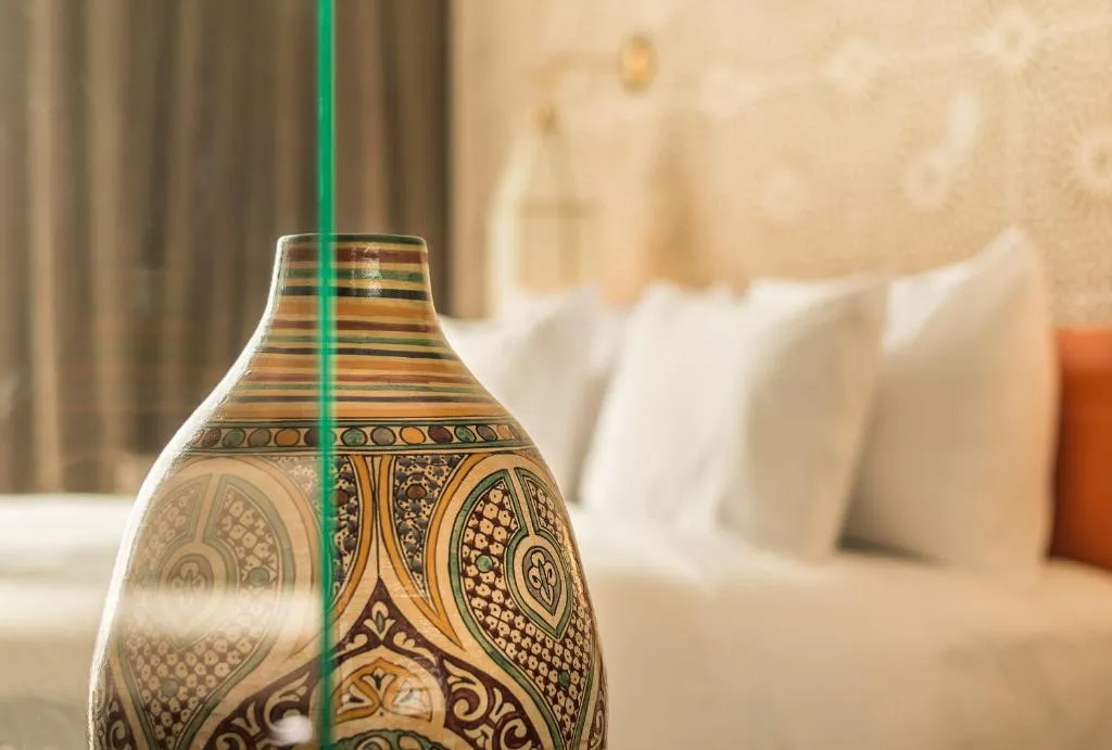 Jarrón decorativo en la habitación del Hotel Sahrai en Fes