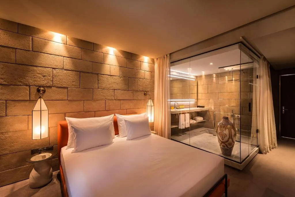 Vista de la habitación con baño en el Hotel Sahrai en Fes
