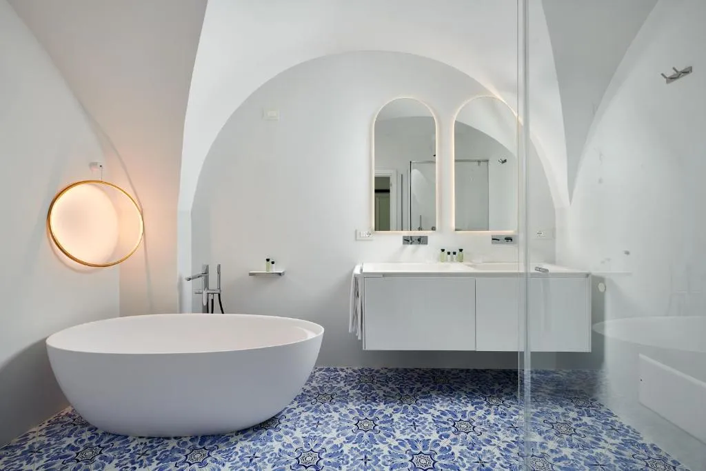 Stylish bathroom at Hotel Scalinatella in Capri