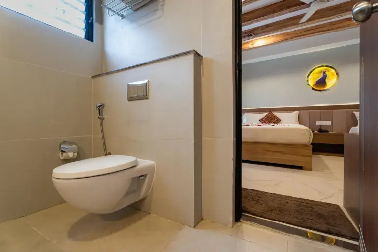 Espace toilettes de la salle de bains à Hotel Seven Limited à Sauraha avec finitions carrelées propres et équipements modernes.
