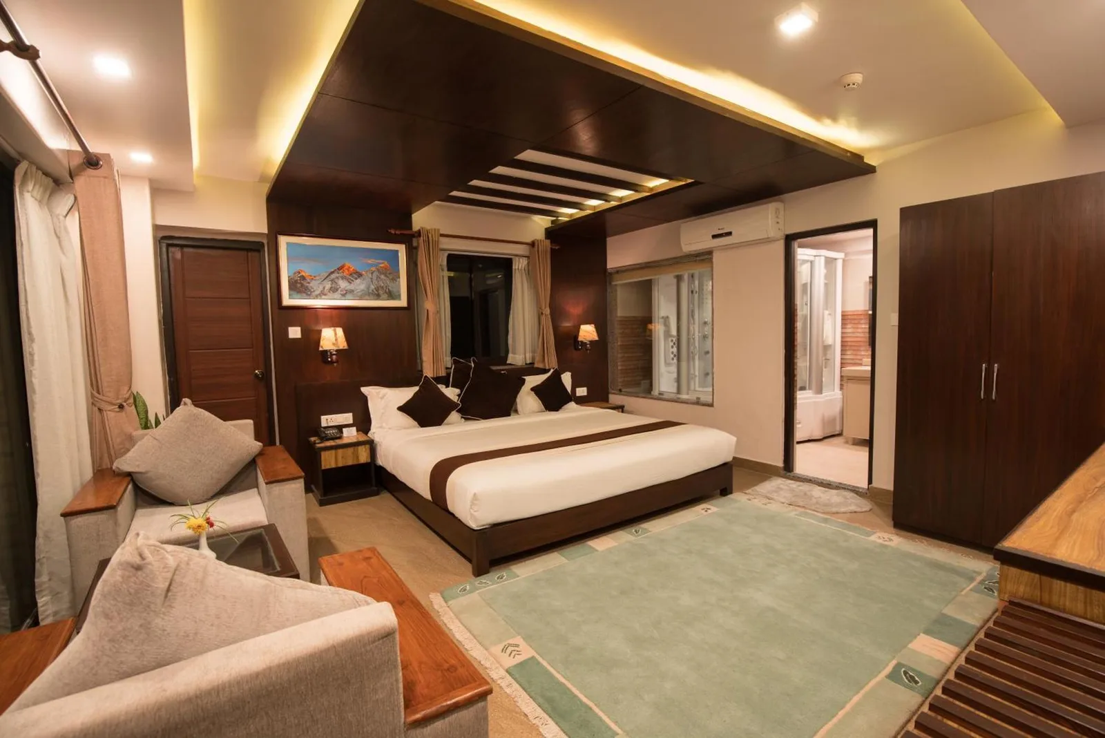 Hotel Shaara – Pokhara, Nepal hotel – a bedroom with a bed and a desk and a window at Hotel Shaara in Pokhara