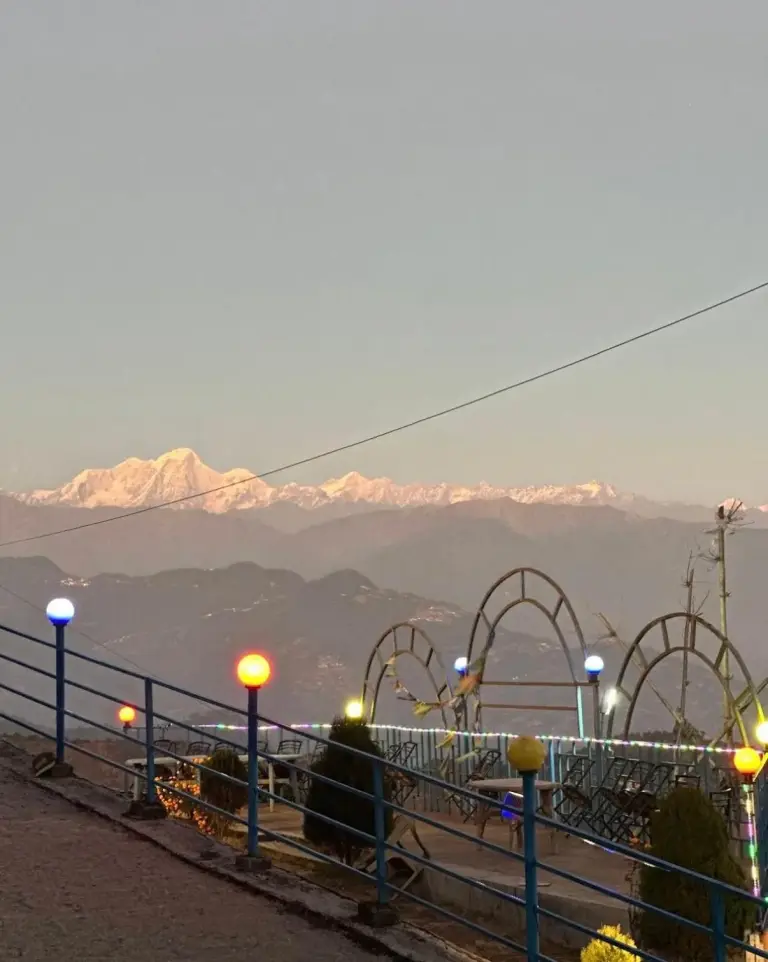 Abendterrasse im Hotel Shangbola in Bhaktapur mit beleuchteten Geländern und schneebedeckten Bergen