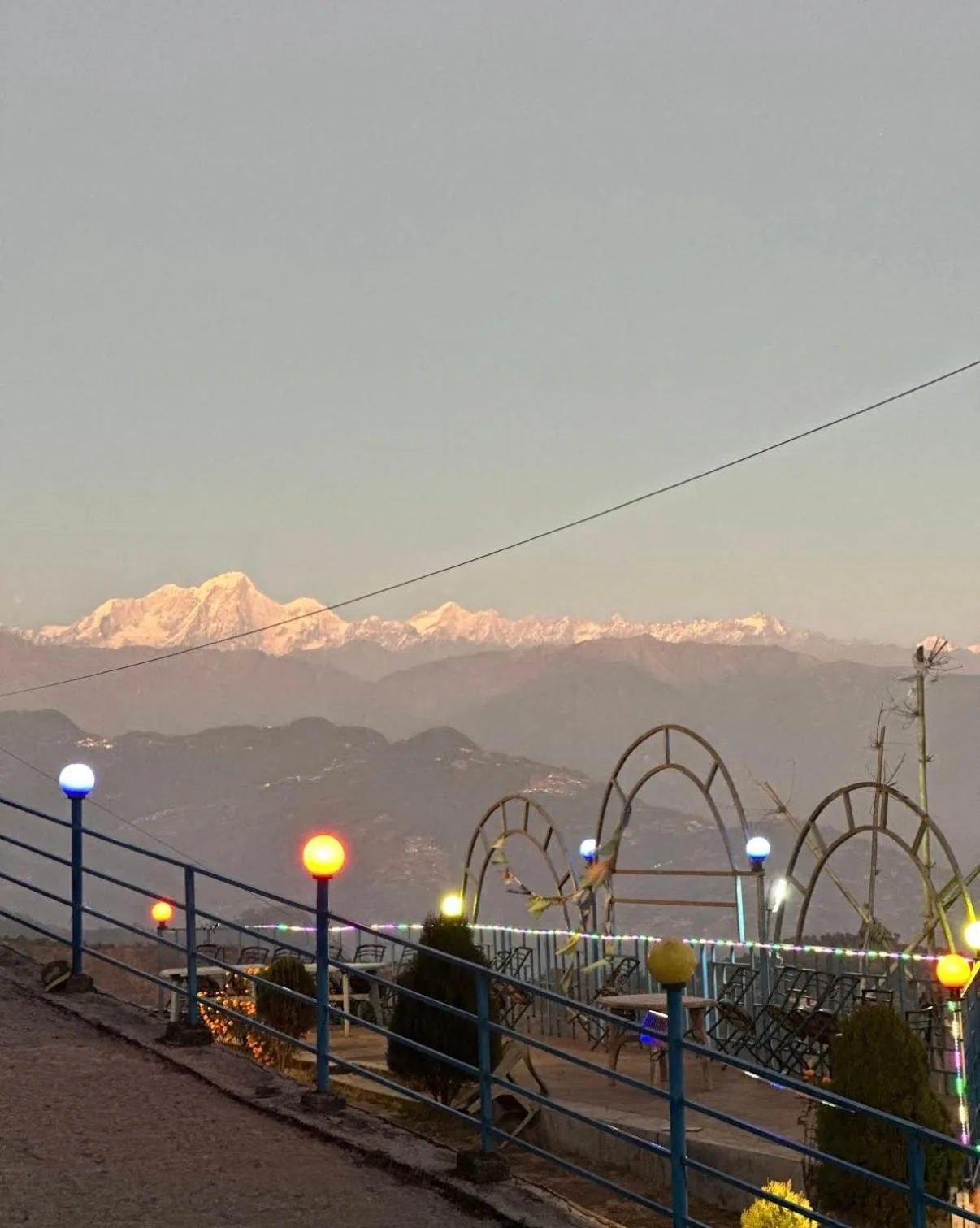 Abendterrasse im Hotel Shangbola in Bhaktapur mit beleuchteten Geländern und schneebedeckten Bergen